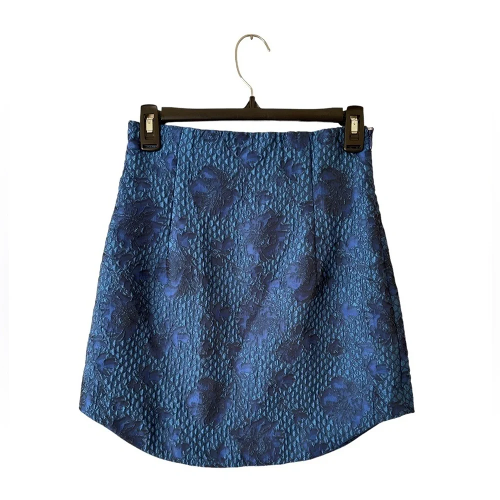 DO+BE Jacquard Floral Mini Skirt in Blue - Picture 2 of 6